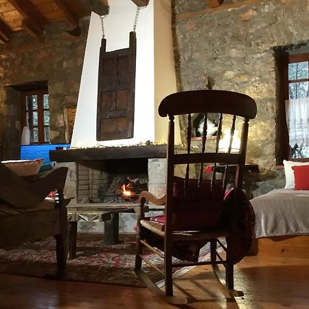 Willa Mariolata Stone House Lílaia Zewnętrze zdjęcie