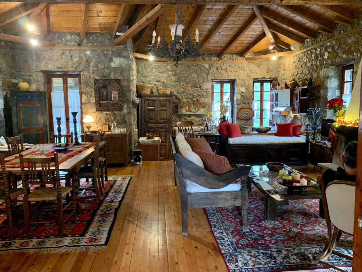 Willa Mariolata Stone House Lílaia Zewnętrze zdjęcie