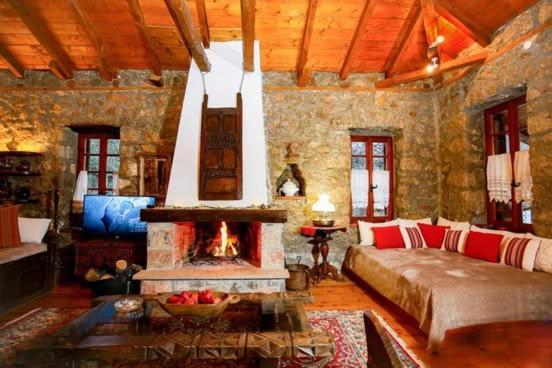 Willa Mariolata Stone House Lílaia Zewnętrze zdjęcie