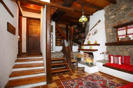 Willa Mariolata Stone House Lílaia Zewnętrze zdjęcie